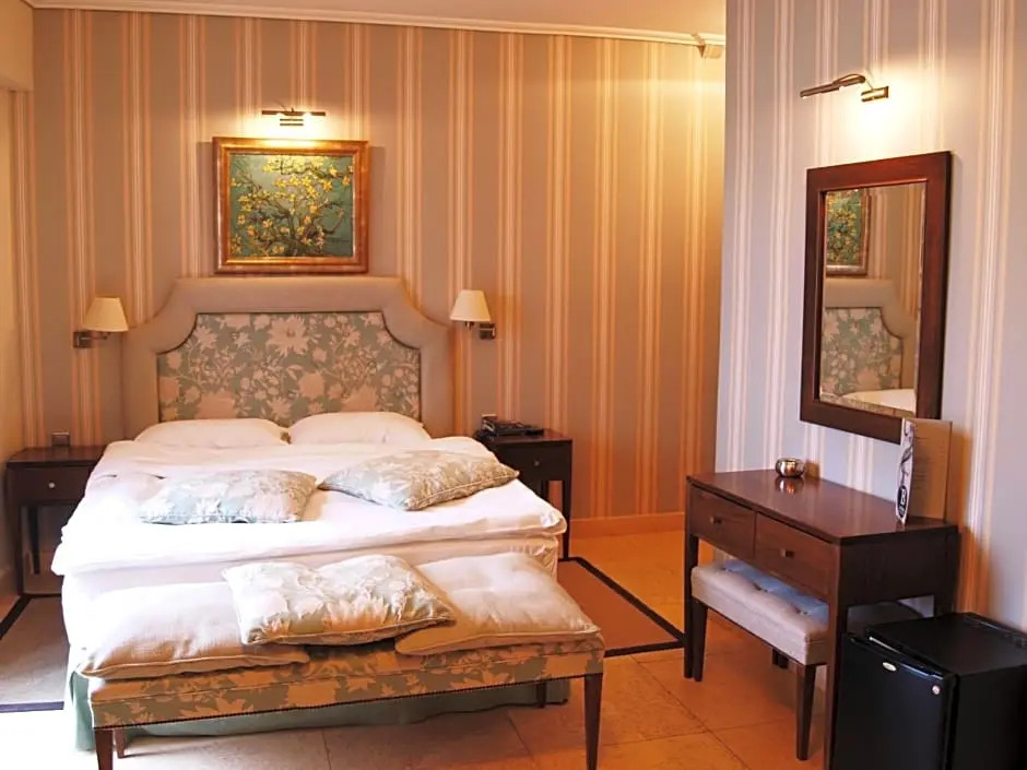 La Boheme Hotel