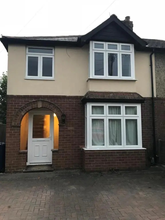 Four Bedroom House By Beds Away Short Lets & Serviced Accommodation Oxford With Free Parking & Garden Access