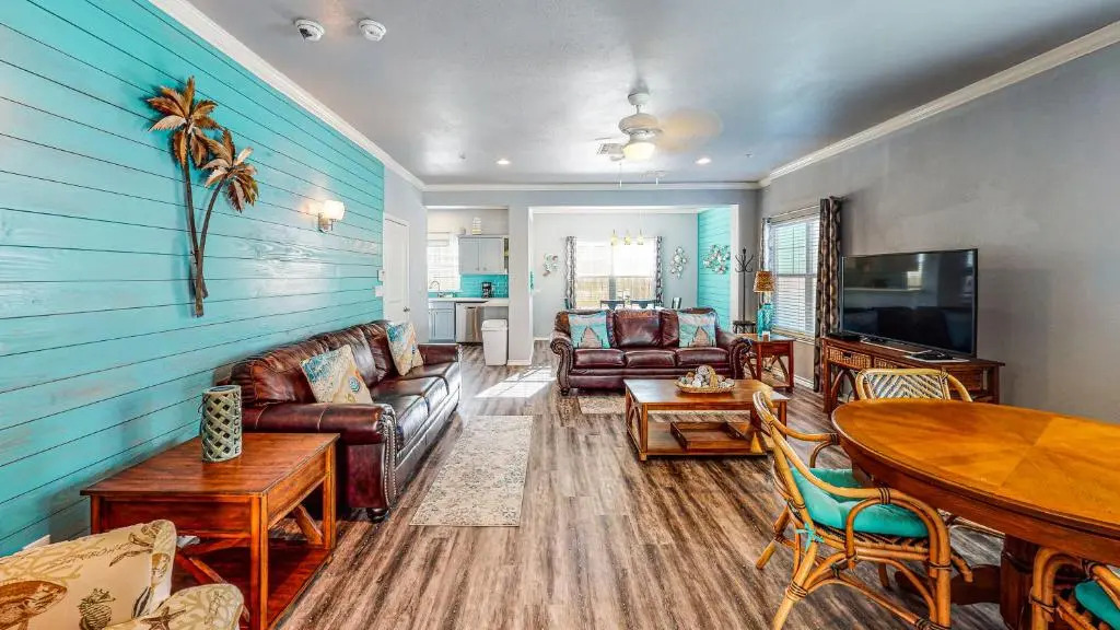 MC16 Multi-Level Condo, Shared Pool & Hot Tub, Close to Beach