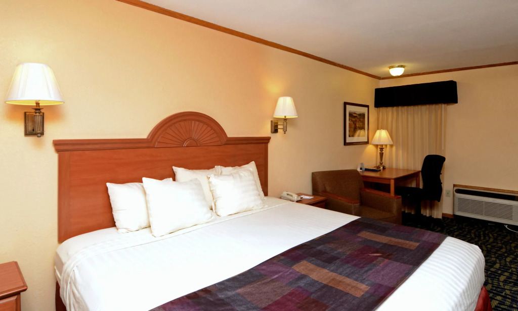SureStay by Best Western Kansas City Country Inn North
