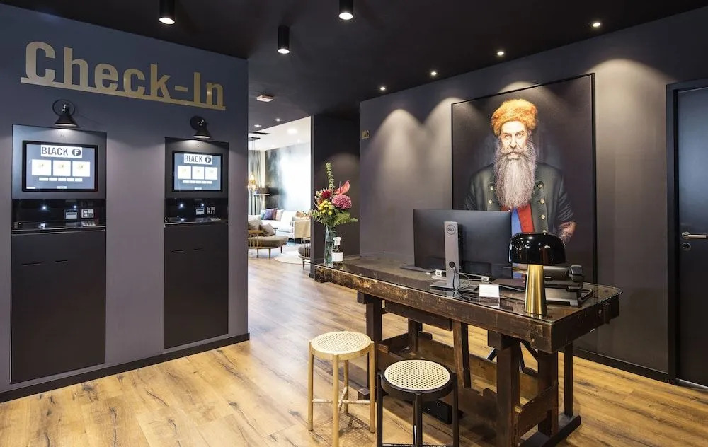 Black F House - Serviced Apartments
