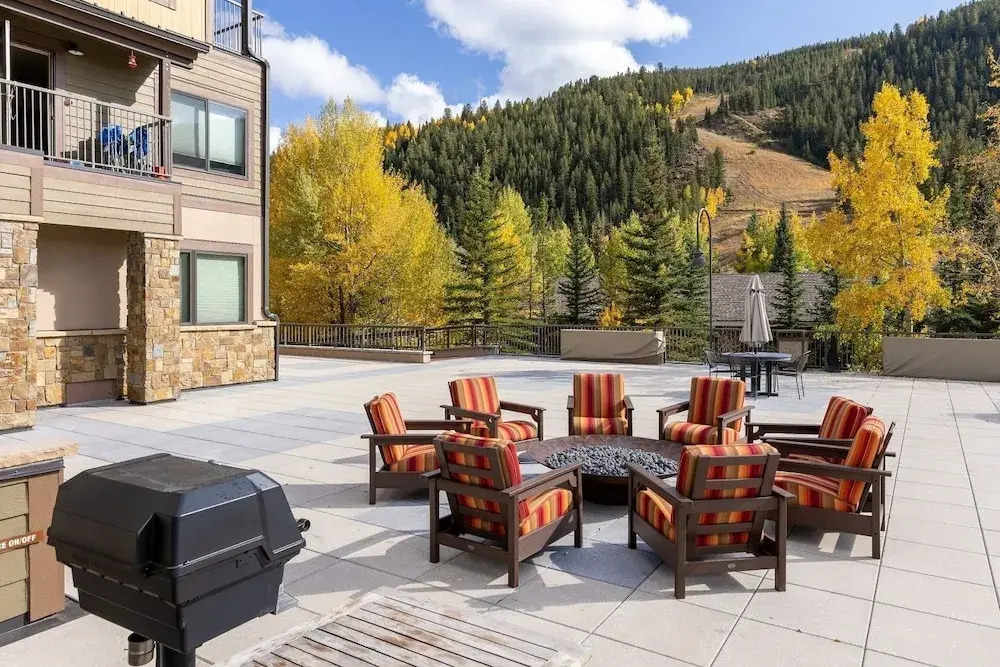 2782 Slopeside 1 Bedroom Condo by RedAwning