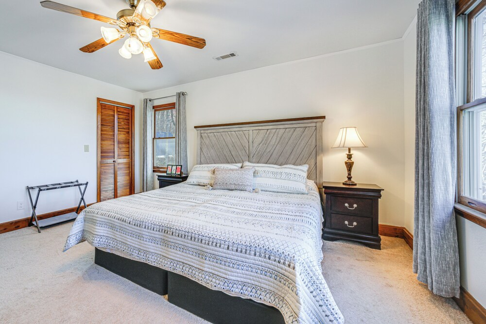 Sky Valley Retreat w/ Fire Pit & Mountain Views!