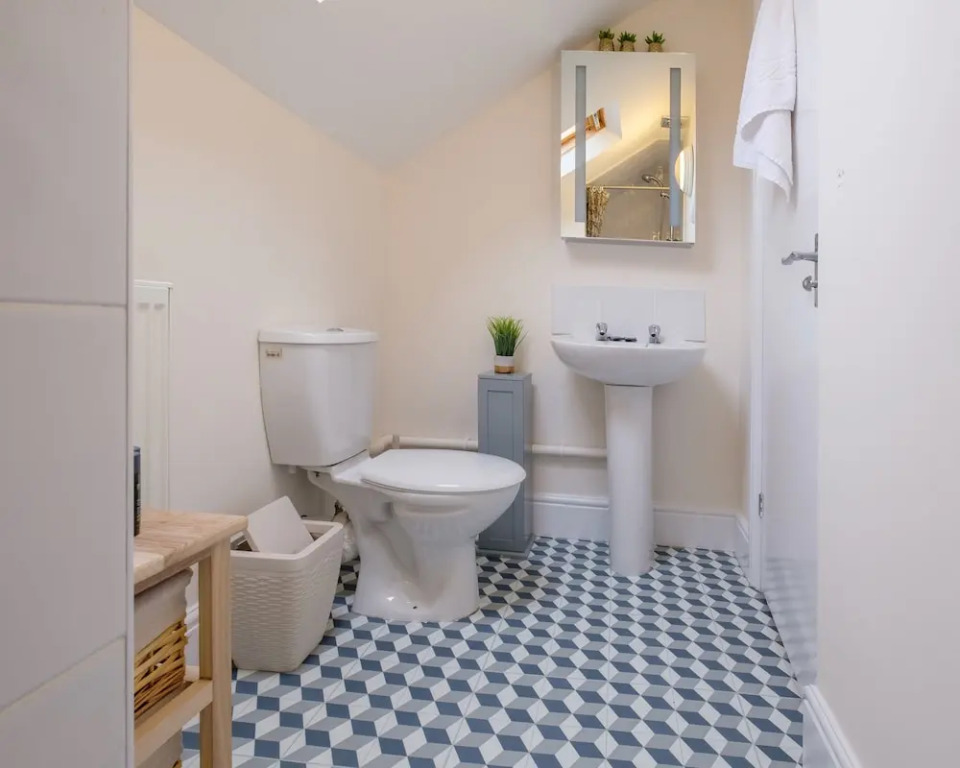 Smart, Modern 2 bed 2 Baths apt on Ryde High St