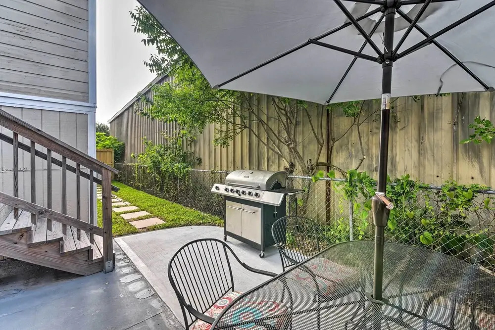 1 Mi to Seawall! Dog-Friendly Coastal Getaway