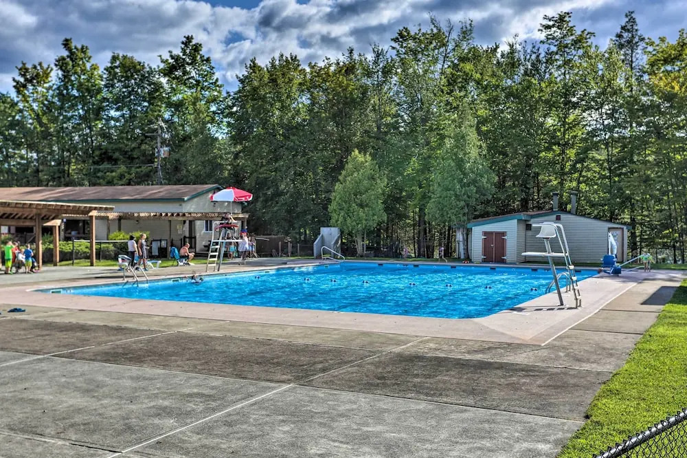 Large Deck + Resort Amenities: Lake Ariel Retreat