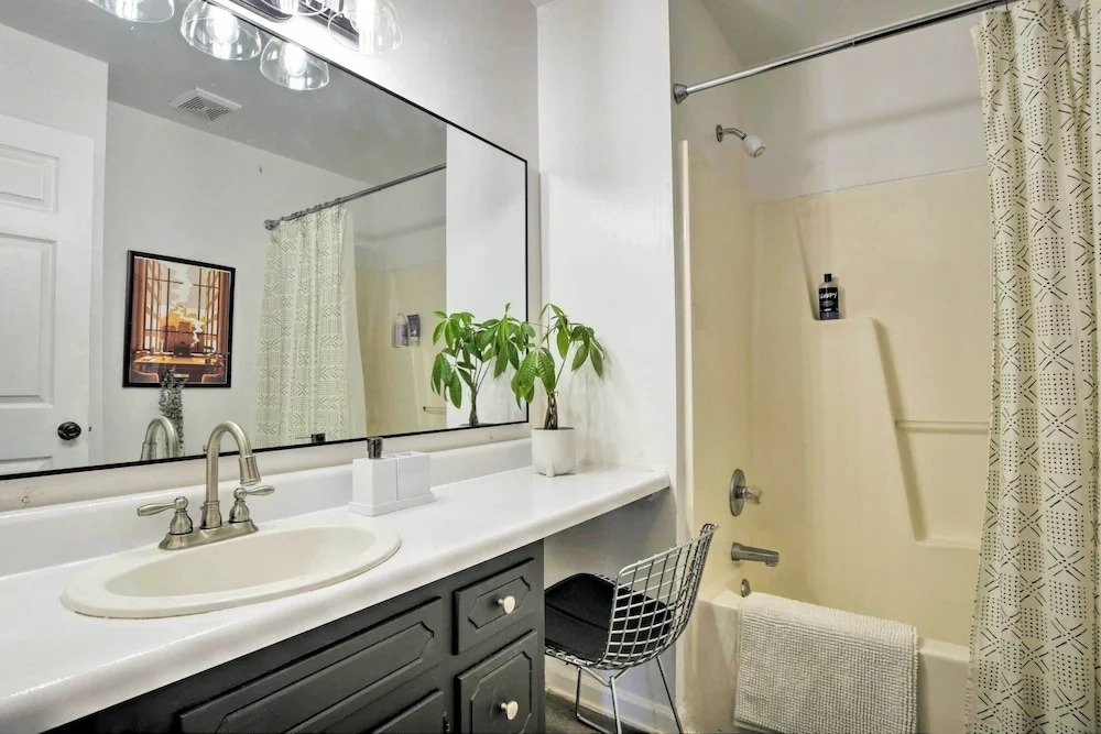 Home With Outdoor Oasis in Downtown Raleigh!