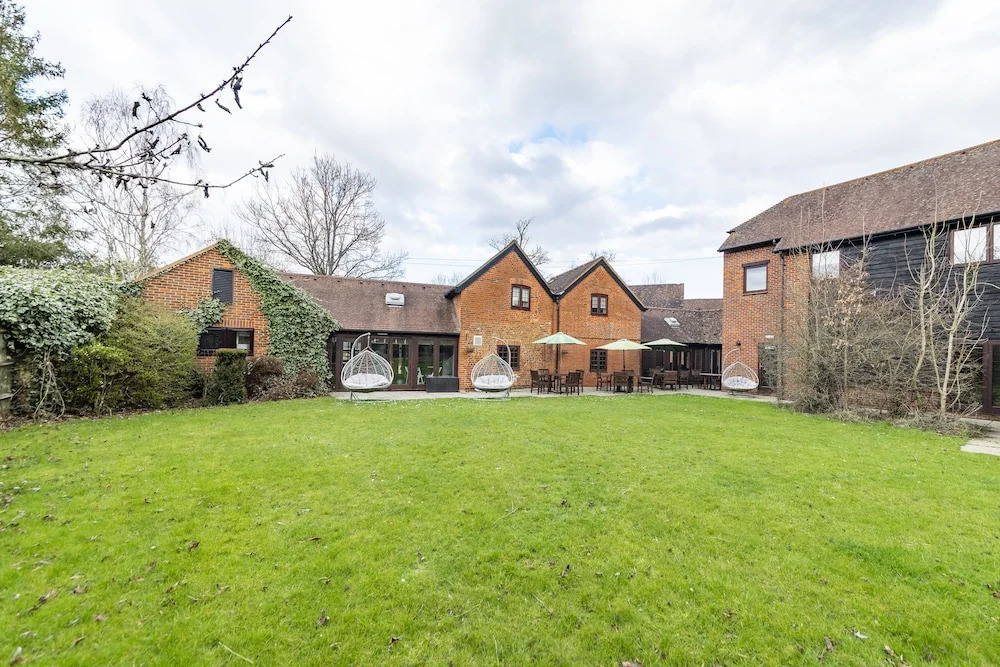Charming 20-bed Self Contained Dwelling in Hook