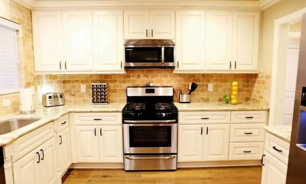 Fantastic 6 bedroom, 4.5 bath home (4 master Suites), pool home
