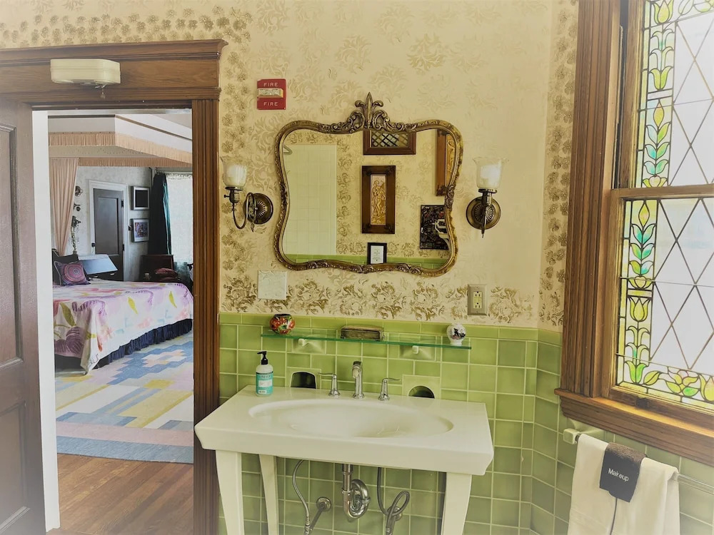 Munroe Inn Boutique Hotel