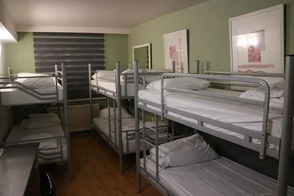 Es Hostel Midi