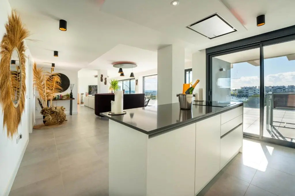 Large Boho Chic Apartment with Sea View and Spa at Oasis325 Estepona