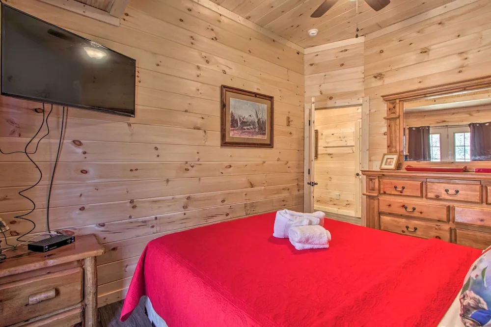 'the Phoenix' Cabin w/ Hot Tub in Gatlinburg!