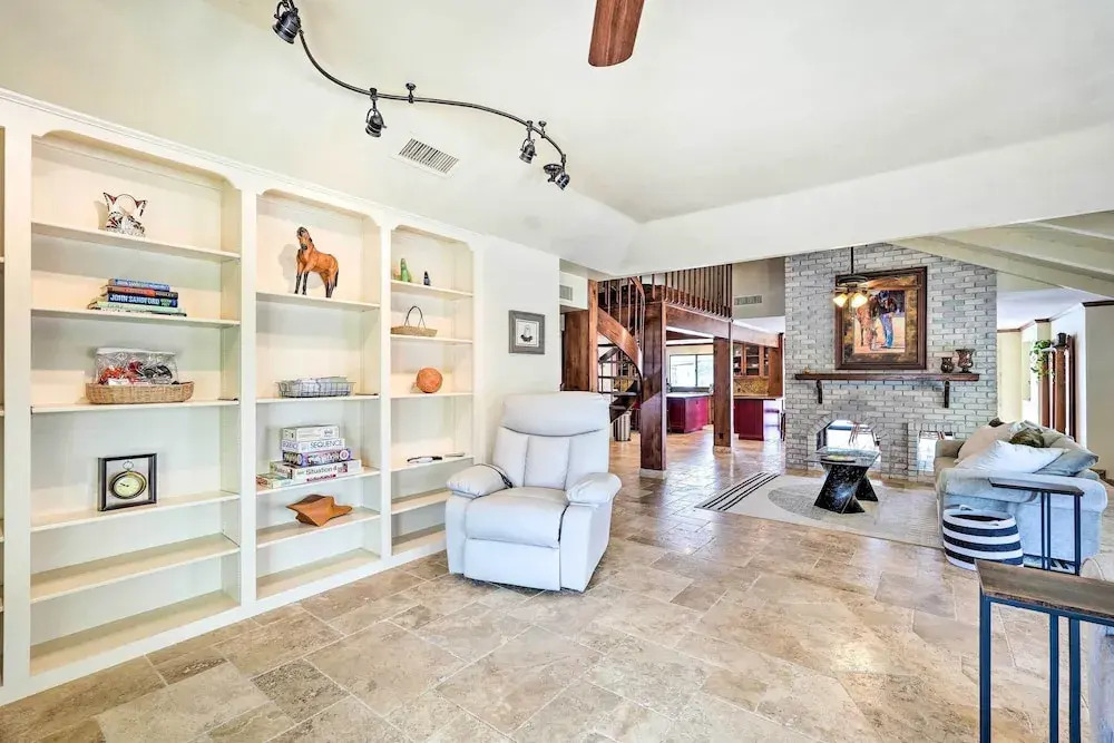 Pool & Putting Green: Group Getaway in Glendale