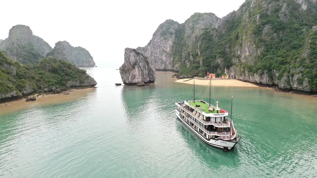 La Casta Cruise Luxury Ha Long Bay Experience Private Cabin with Ocean View Balcony and Bathtub