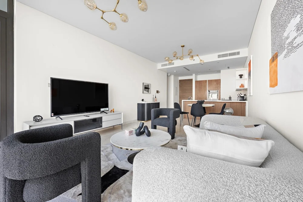 WelHome - Seaside Serenity: Spacious 1 BR in Maritime City