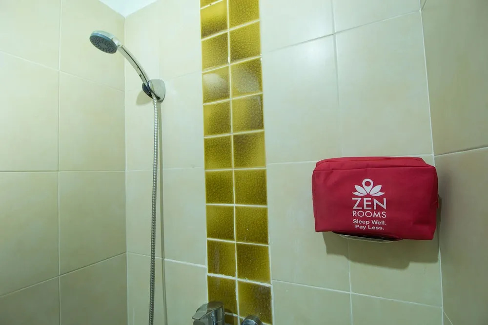 ZEN Rooms Surasak 2