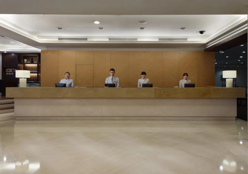 Lakeshore Hotel Metropolis