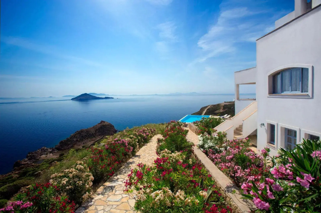 Apocosmo Resort