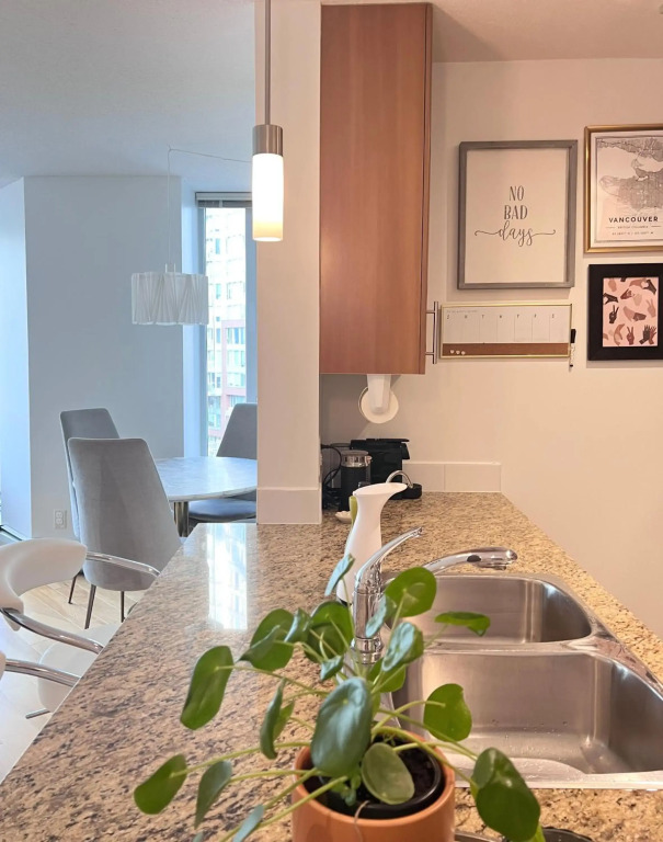 Lovely one-bedroom apartment with swiming pool, hot-tube and gym in central location