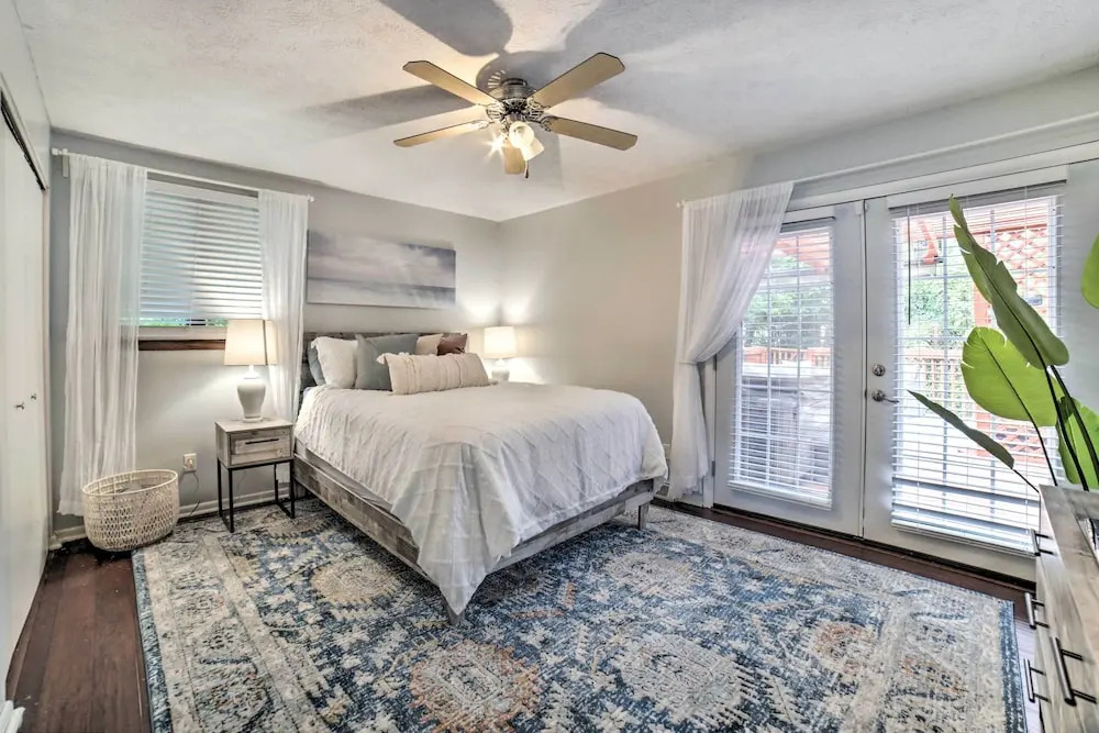 Pittsburgh Retreat w/ Deck ~ 4 Mi to Dtwn!