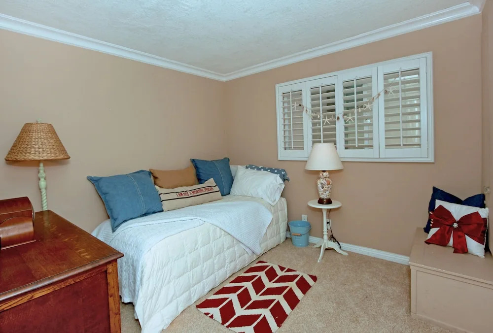 6302 W. Ocean Front (68447)