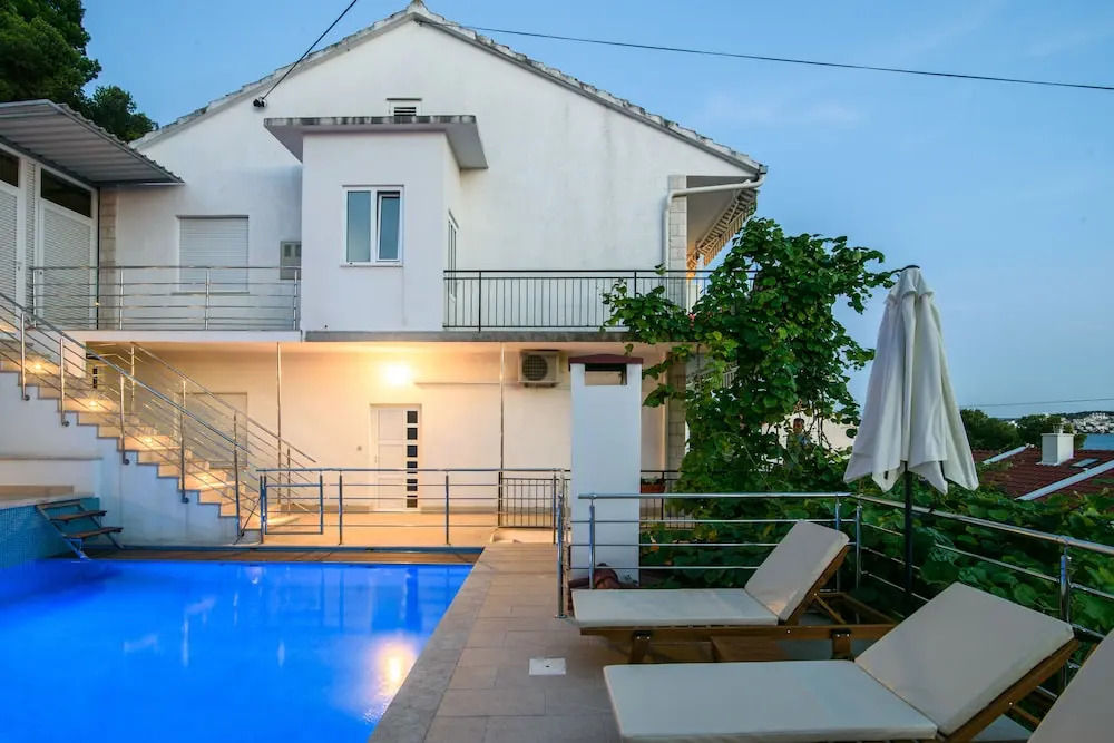 A3 90m2 apt W.shared Pool & Balcony,next to Beach