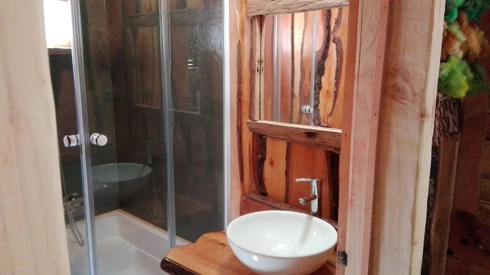 Wonderful rustic cabin, with native trees, with Rio Trancura, equipped