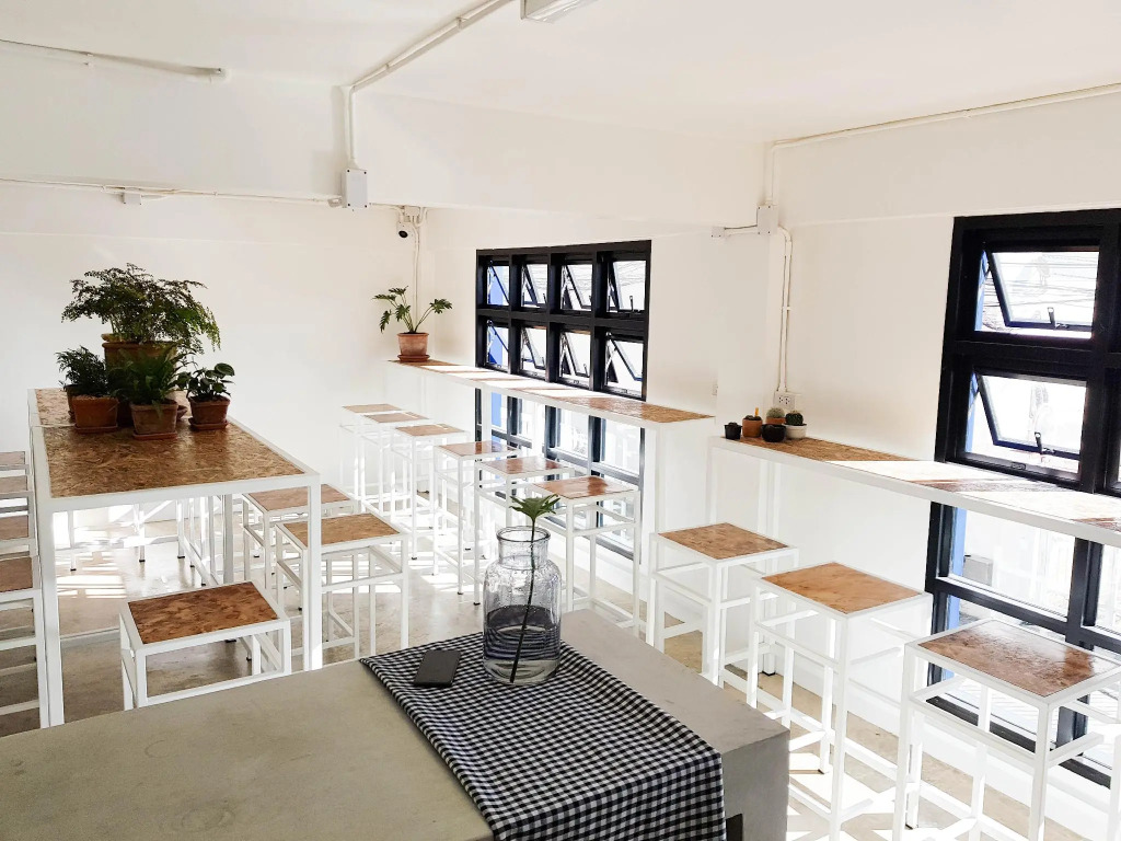 Baan Phuen Hostel & Rooftop Bar