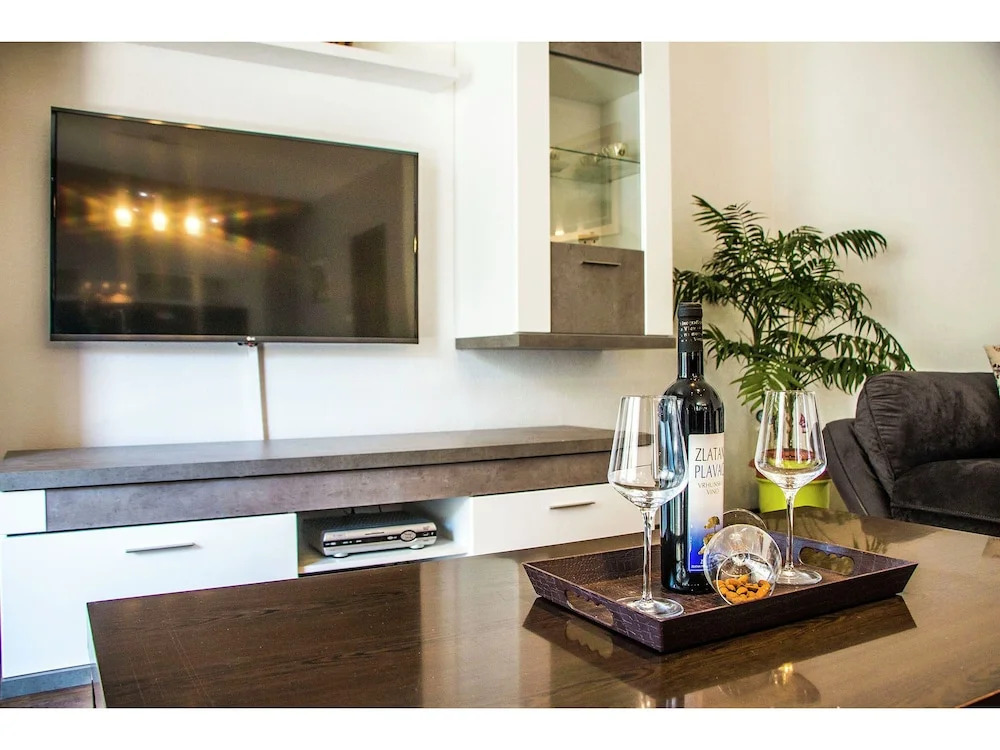 Modern 3 Bedroom Apartment, With 2 Bathrooms, Kitchen, Living Room and Airco