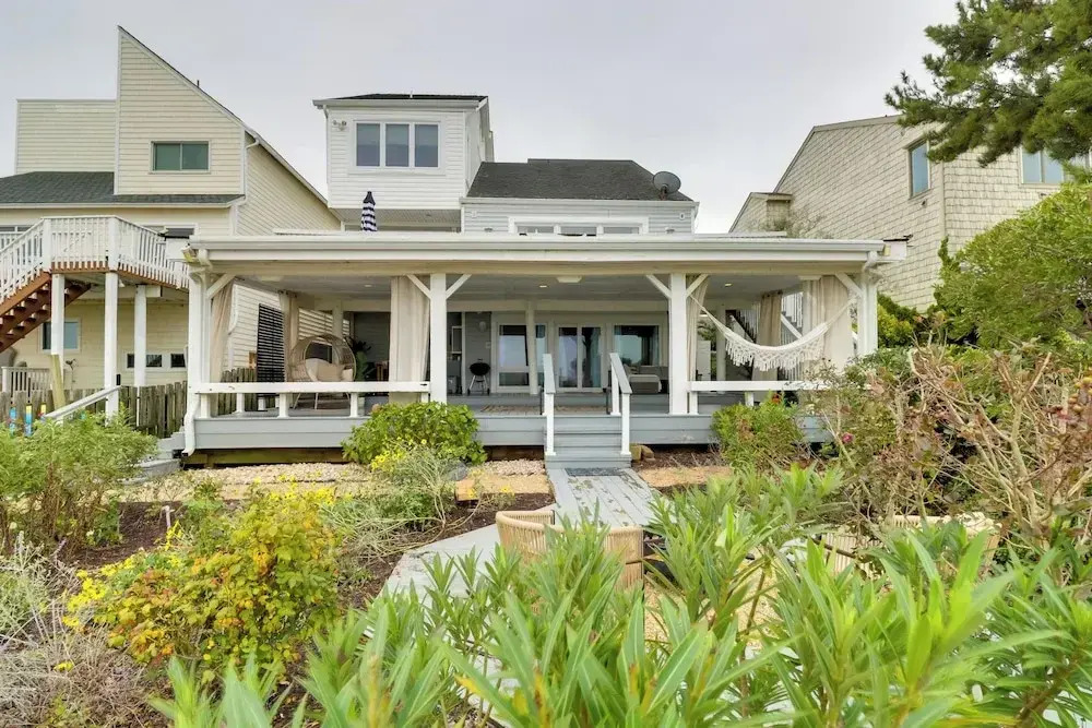 Pets Welcome: Beachfront Family Retreat in Norfolk