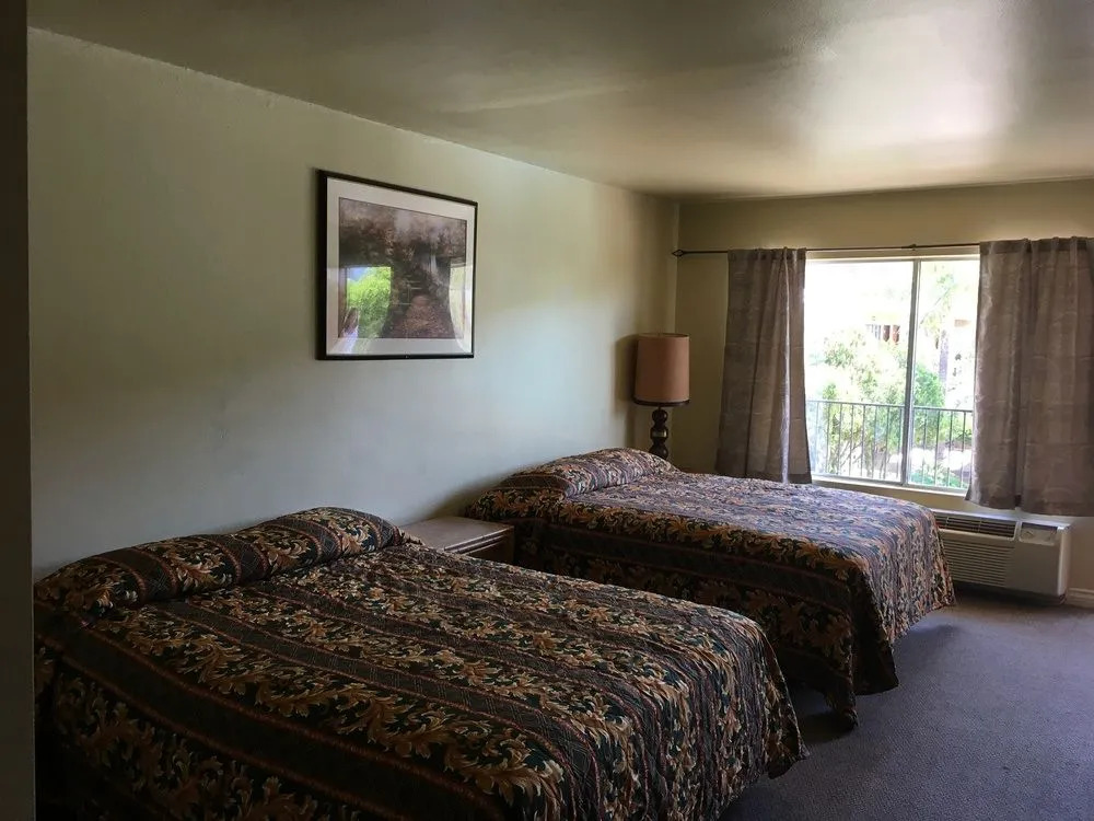 Vista Pines Motel