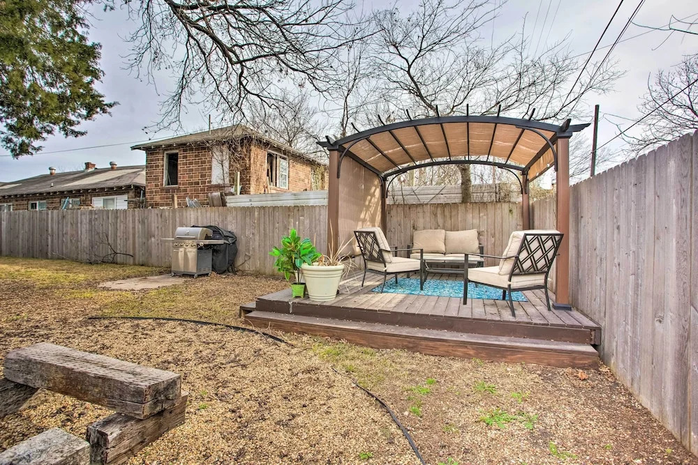 4 Mi to Dtwn Dallas: Home w/ Fire Pit + Gazebo