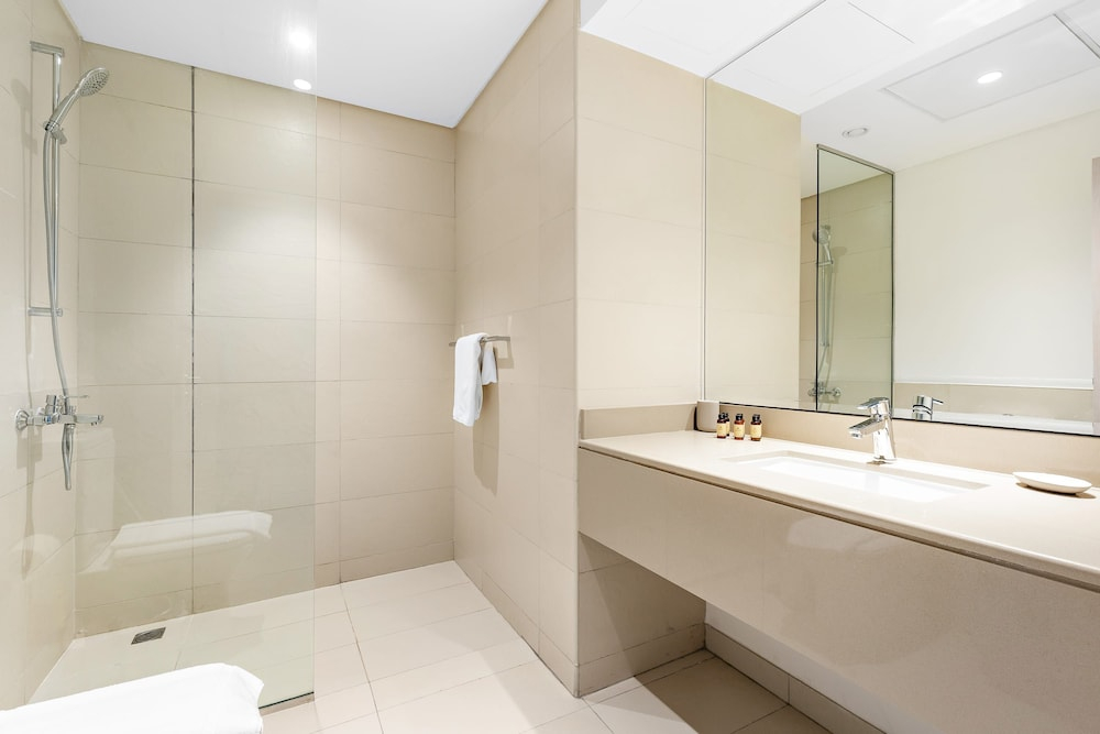 1BR Near Yas Marina w Building Pool hot tub