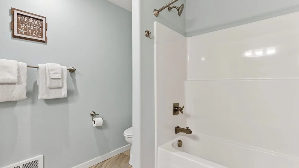 Tides & Timber by Avantstay Lakeside Retreat + Hot Tub + Kayaks + Paddleboard + Bikes Near Beach