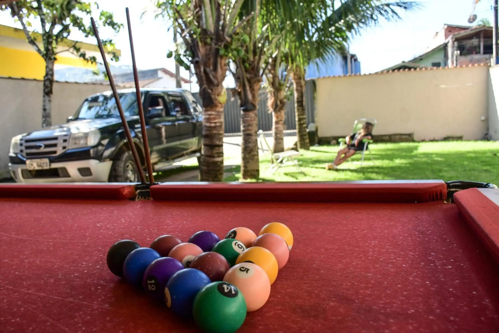 Aconchegante Casa em Ubatuba com MESA DE BILHAR para Temporada com 3 quartos, sendo 1 suíte com ar condicionado.