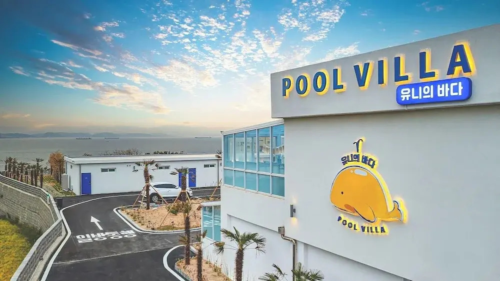 Uni’s Ocean Pool Villa