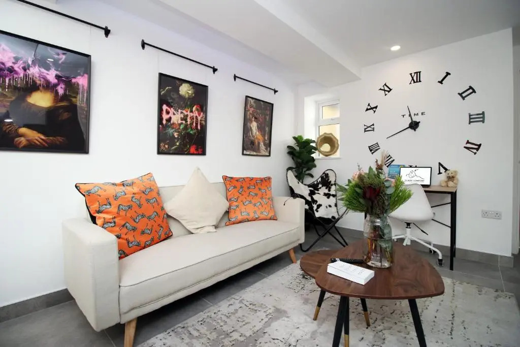 NEW Spacious 2 Bed Getaway - Private Courtyard! - Underfloor Heating
