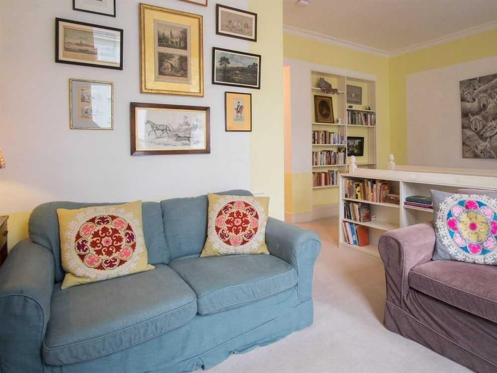 Elgin Crescent Apartment
