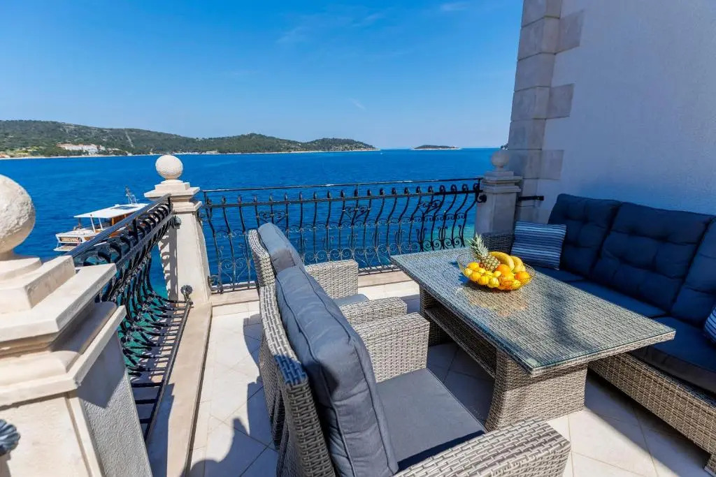 Seafront Apartment For4