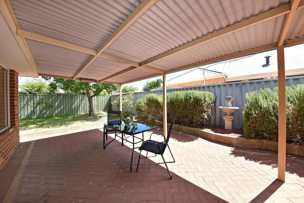 Redcliff Home Close to City & Airport