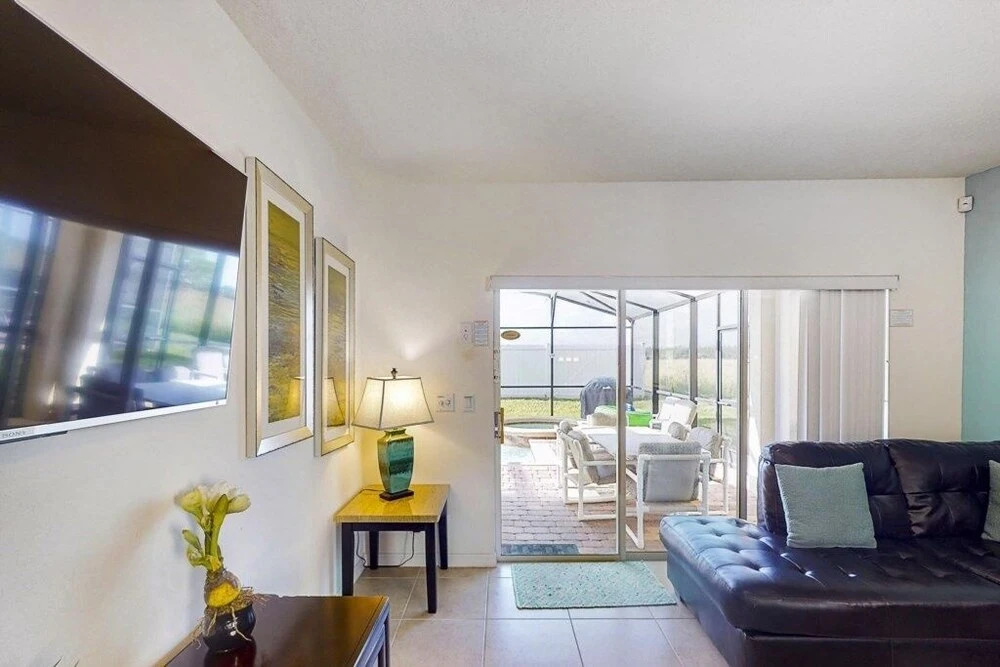 Just Reduced Beautiful 5 Bed Pool & Lots Of Space 5 Bedroom Home by Redawning