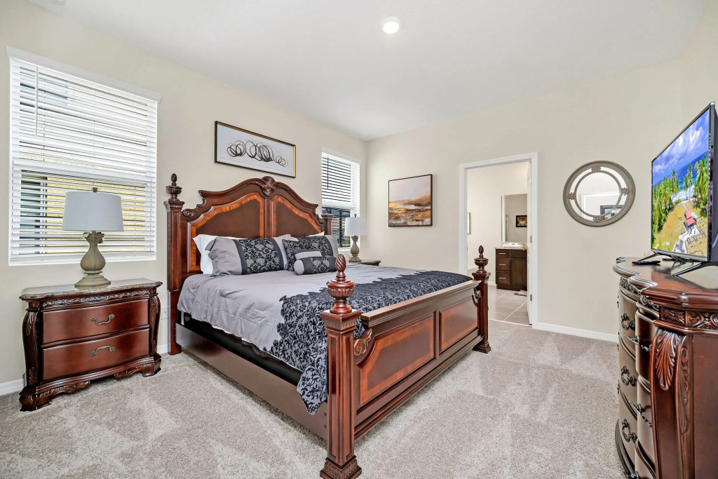 Upstay - Lrg Family Home w Private Pool   Hot Tub, Davenport