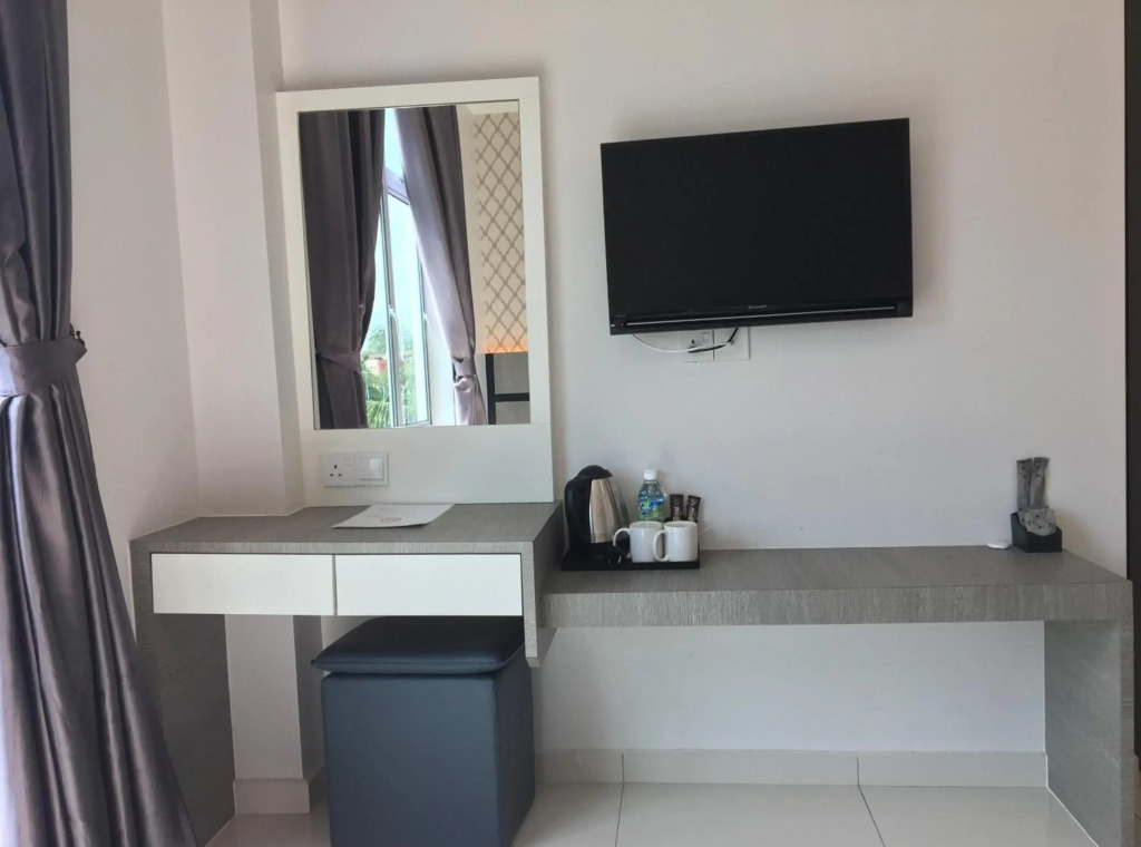B&L HOTEl