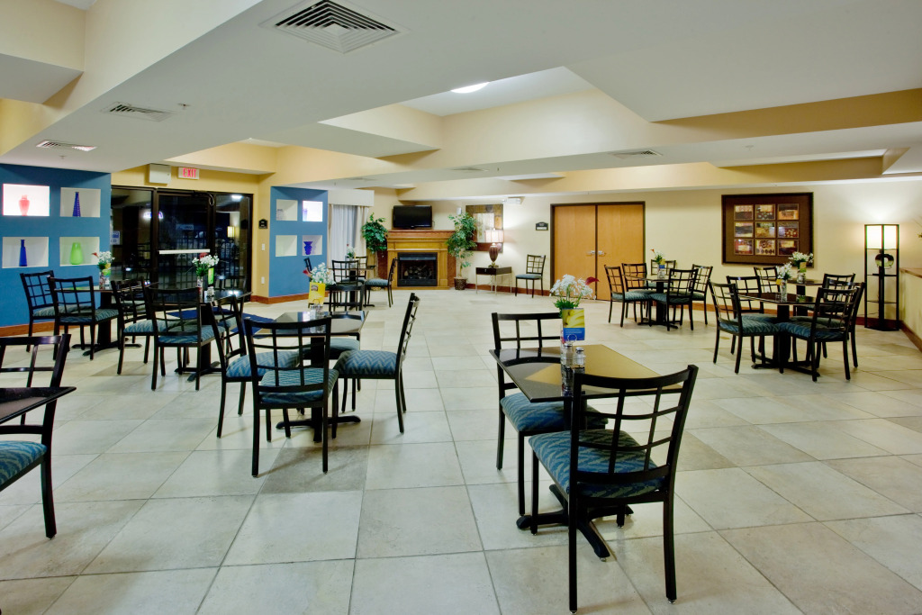Holiday Inn Express & Suites Suffolk
