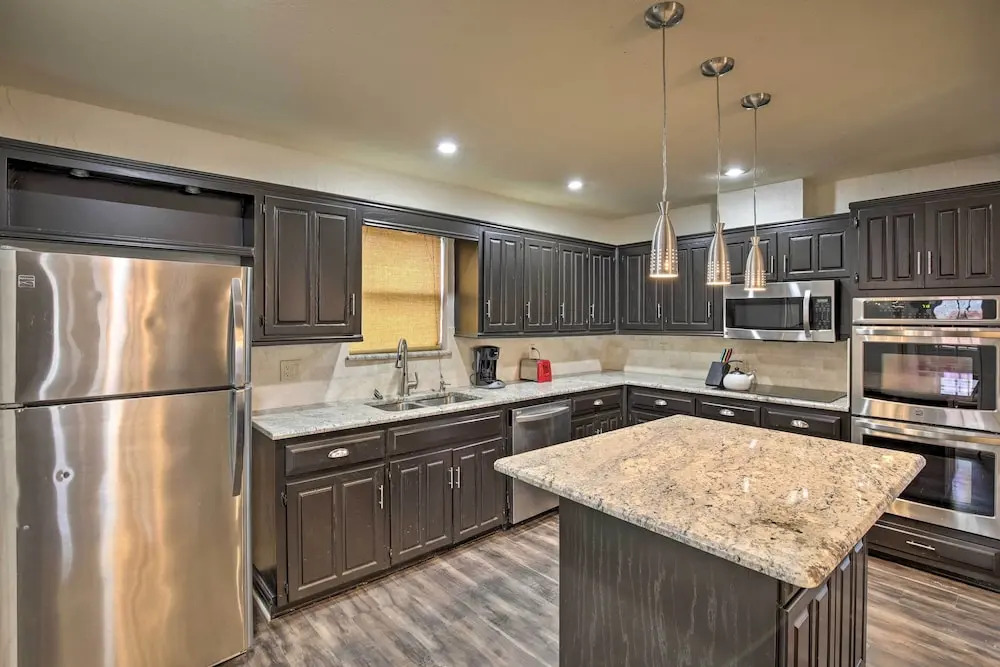 Game Room & Private Pool: Richardson Retreat
