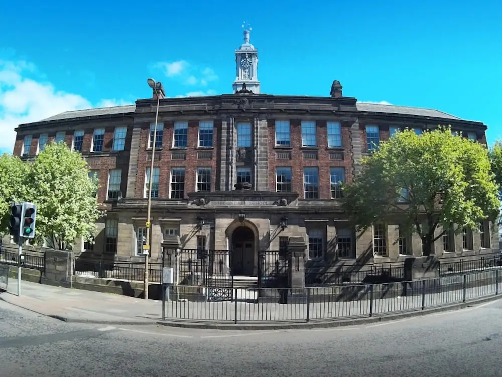 Spacious 2 Bedroom Loft In Converted School
