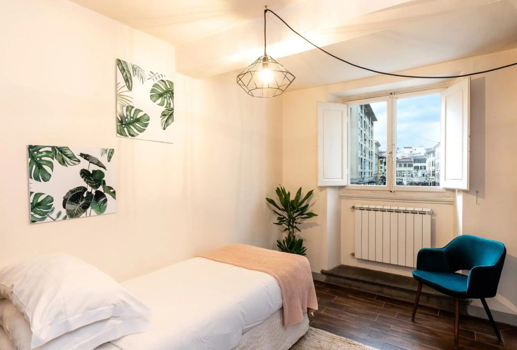 Historic Center apartment - Next to the river, all attractions, SMN train station