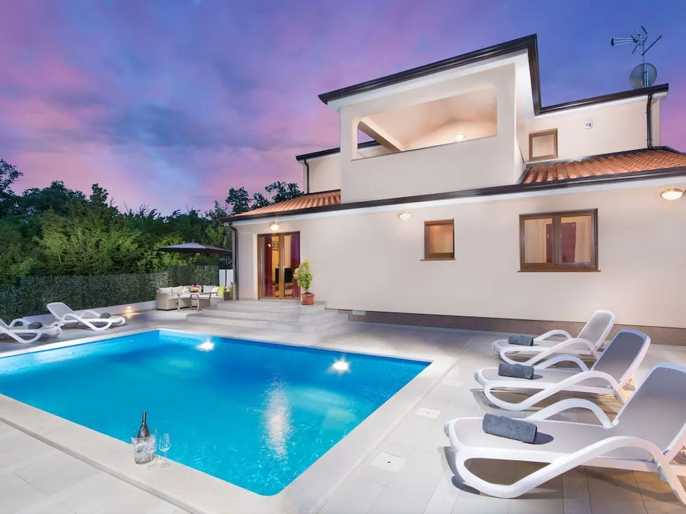 Modern Furnished Three Bedrooms Villa With Private Pool and Garden