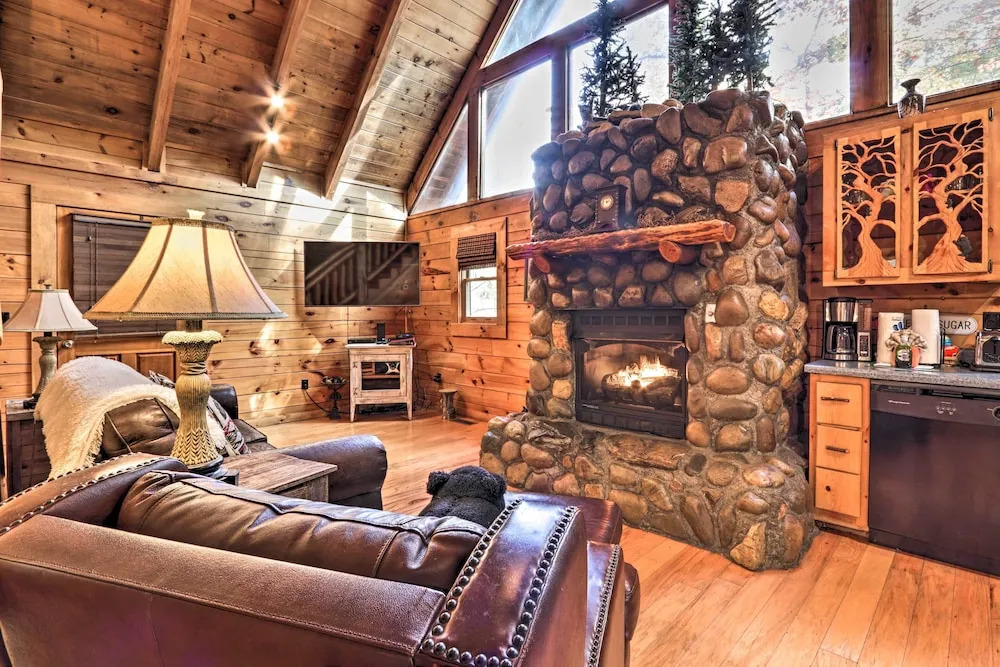 Smoky Mountain Log Cabin: 7 Mi to Gatlinburg!